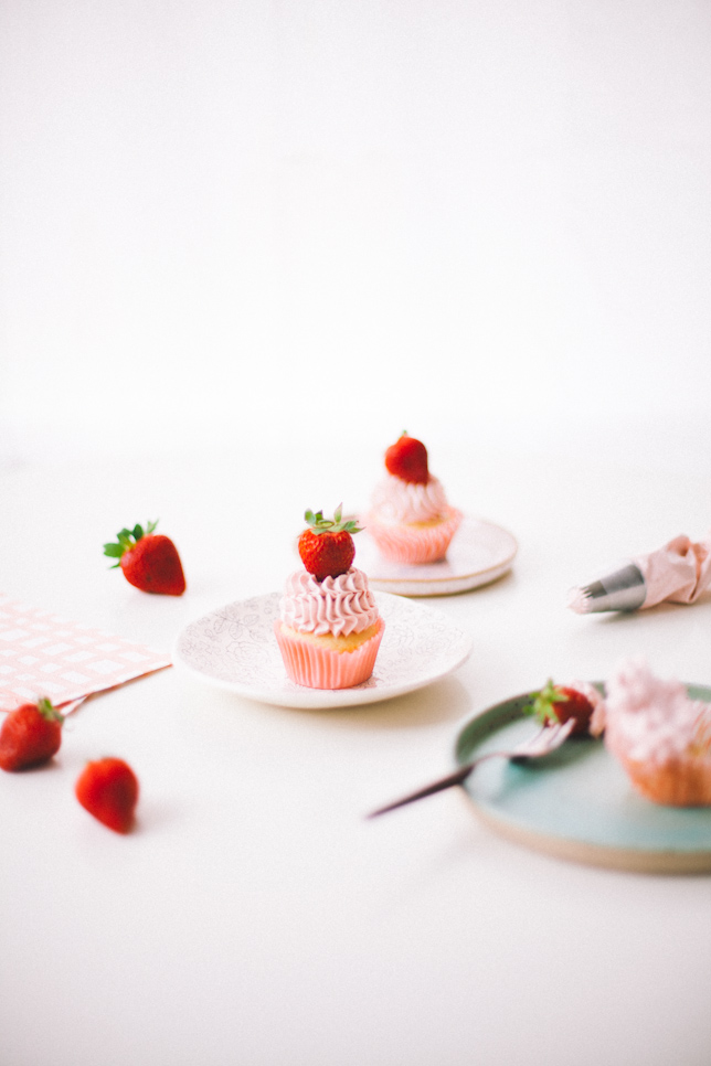 strawberry meringue cupcakes by coco cake land