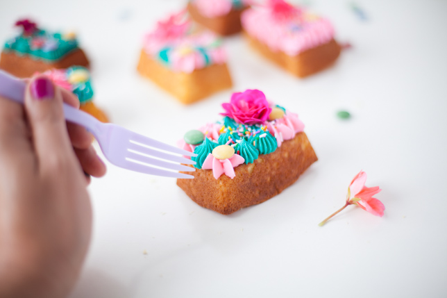 flower topped mini party cakes - Coco Cake Land