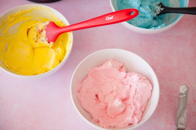 Colouring buttercream for rainbow cake
