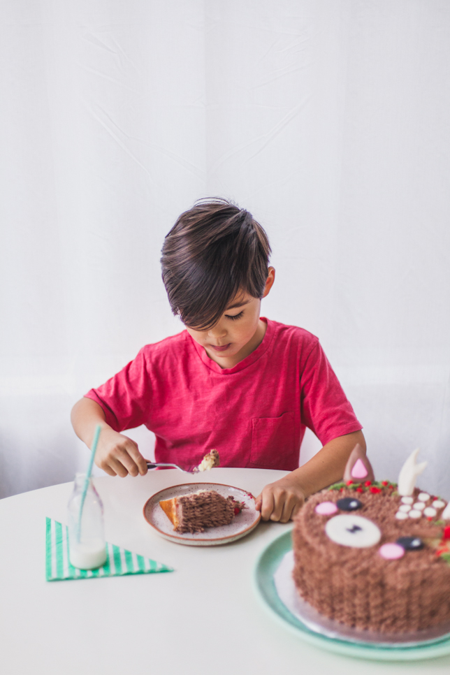 kid eating cake 
