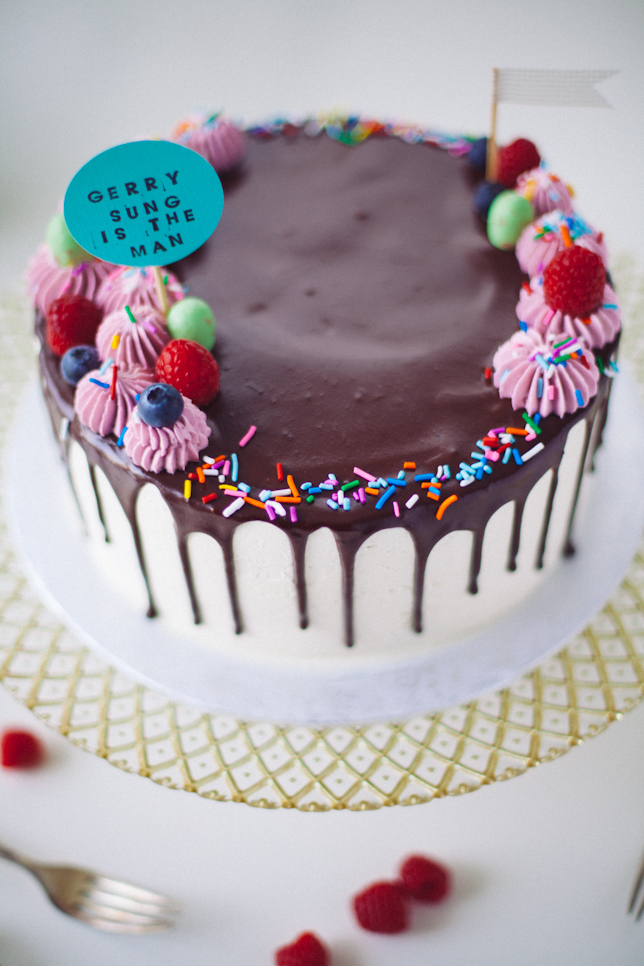vanilla-chocolate-drip-cake-4